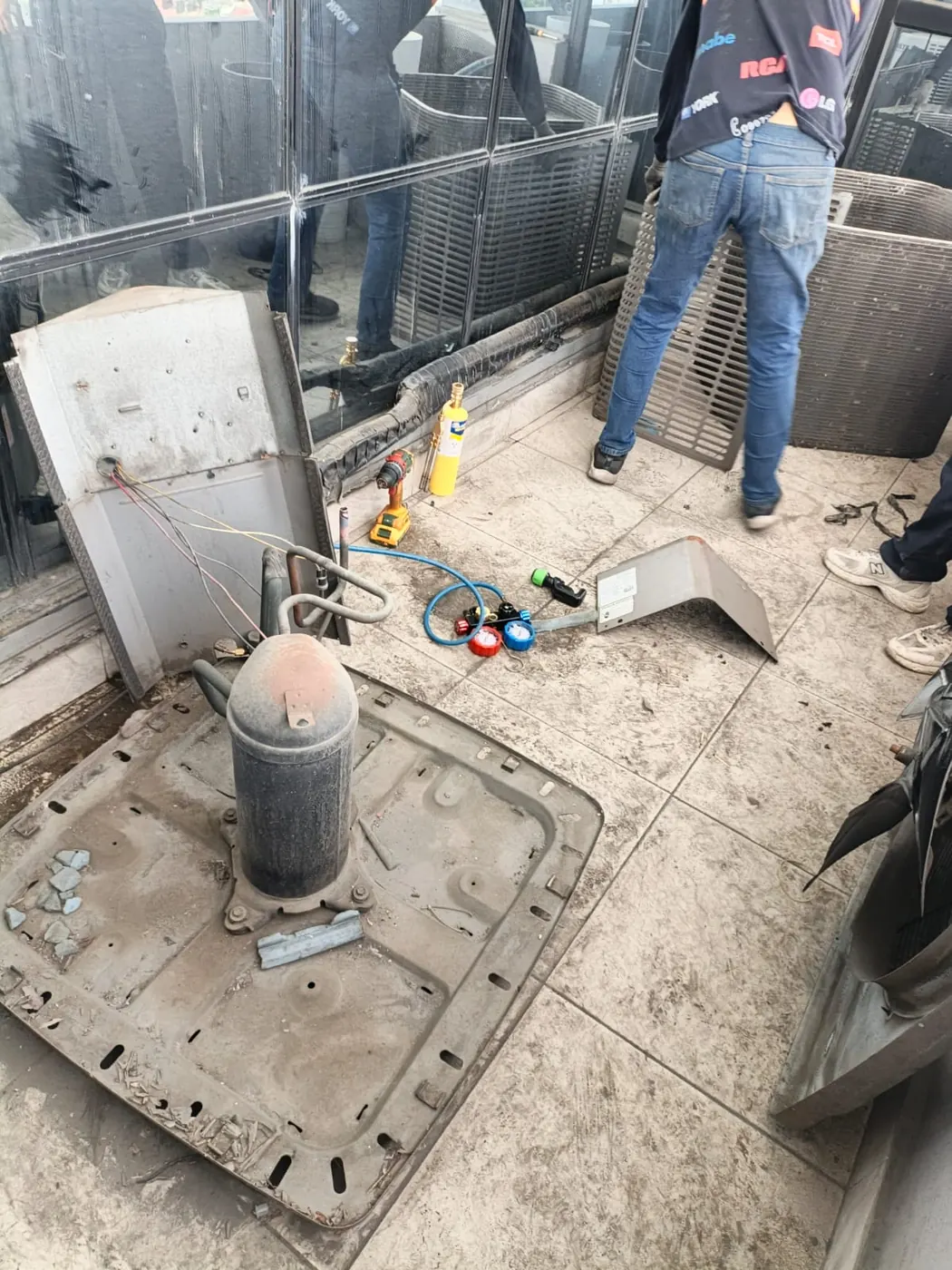 Desinstalación de equipo de aire acondicionado antiguo