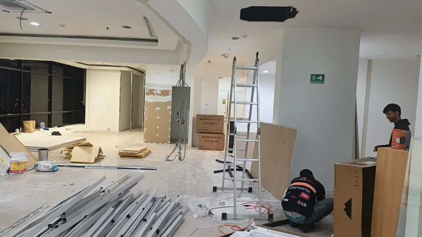 Instalación de sistema de ductos de aire acondicionado en oficina