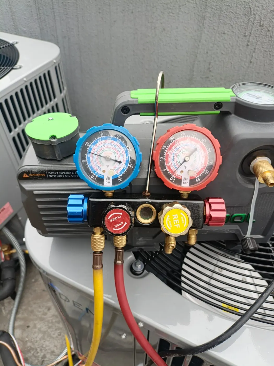 Carga de refrigerante con manómetros en equipo comercial