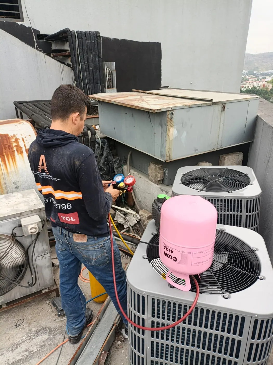 Mantenimiento de equipos de aire acondicionado en azotea comercial, Guayaquil