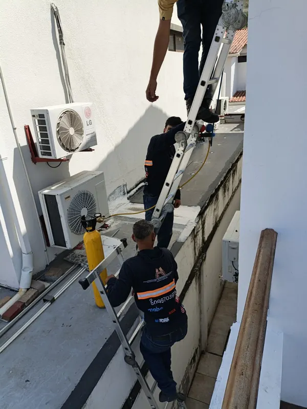 Equipo técnico de Alvarado Solutions trabajando en altura en Guayaquil
