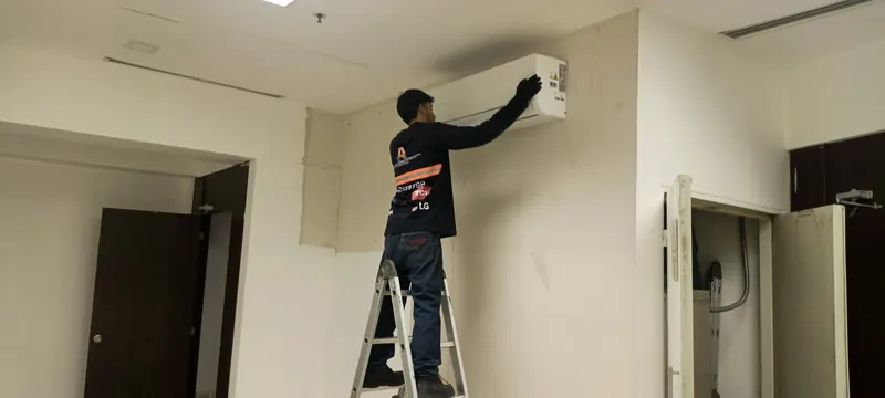 Técnico instalando un split en una oficina
