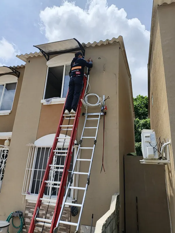 Instalación de aire acondicionado split en el segundo piso de una casa