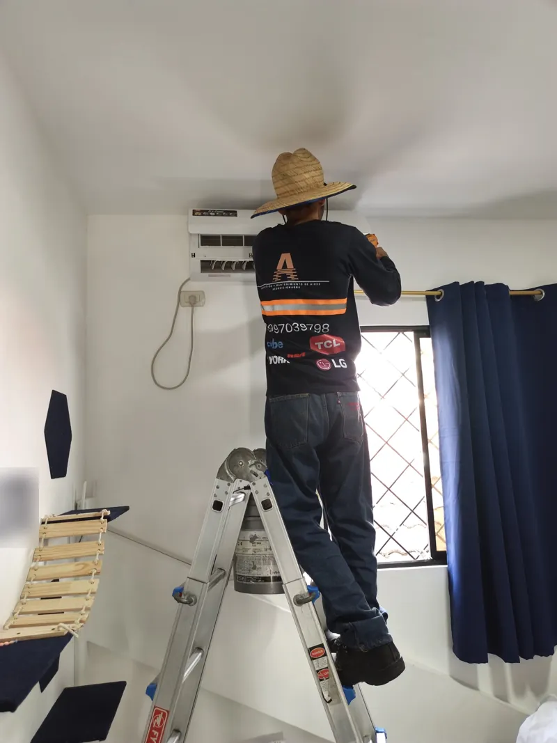 Técnico de Alvarado Solutions dando mantenimiento a un aire acondicionado split TCL en La Garzota, Guayaquil