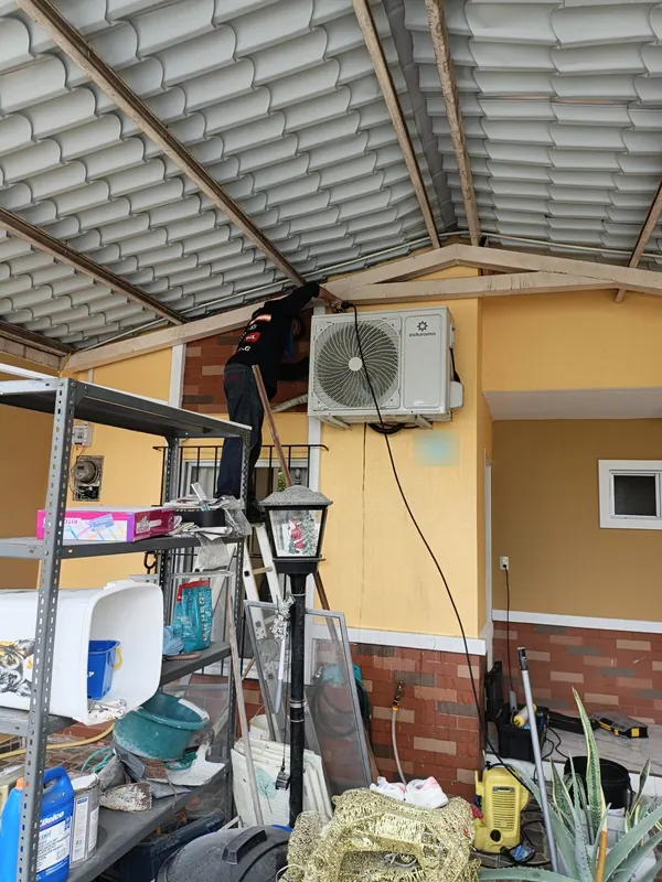 Mantenimiento de la unidad externa de un aire acondicionado a domicilio