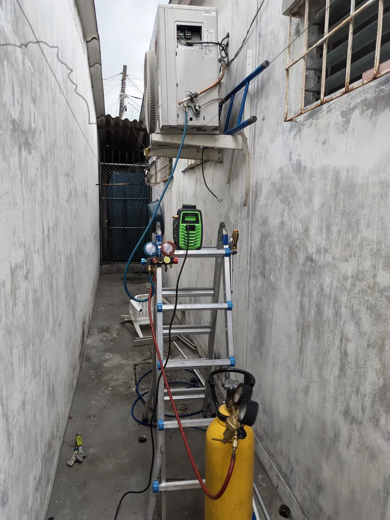 Reparación de fuga en la unidad exterior de un split LG en Guayacanes 2, norte de Guayaquil, con manómetros y bomba de vacío