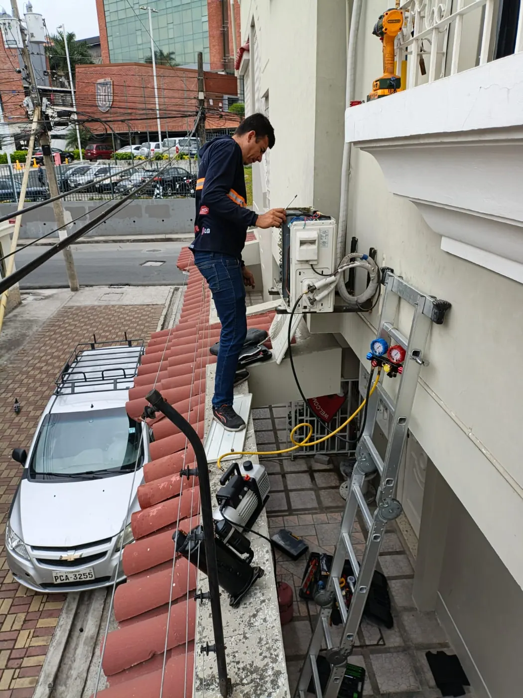 Instalación de aire acondicionado en edificio residencial, Guayaquil