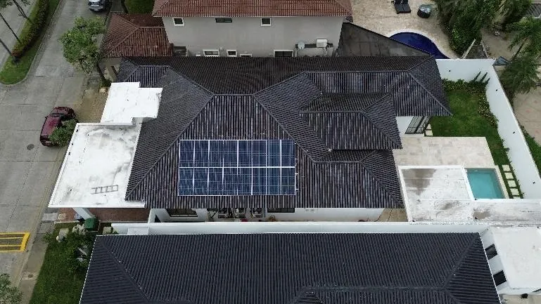 Casa de techo oscuro con paneles