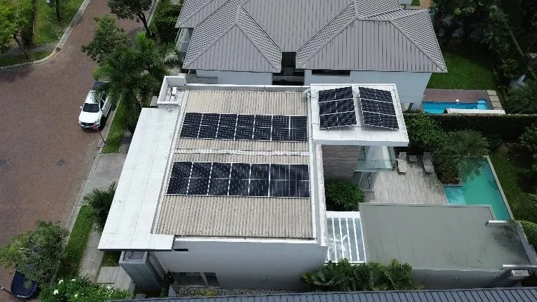 Casa con terraza y paneles solares