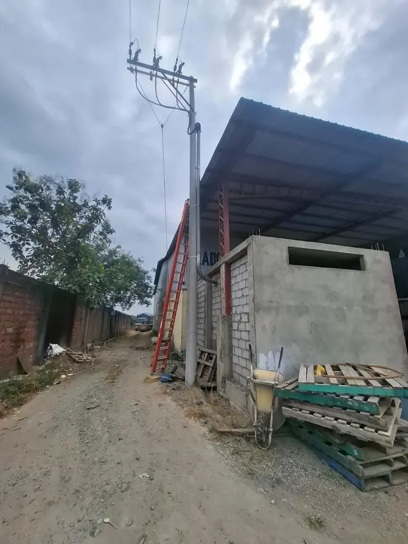 Acometida en media tensión con seccionadores en poste para una nave industrial
