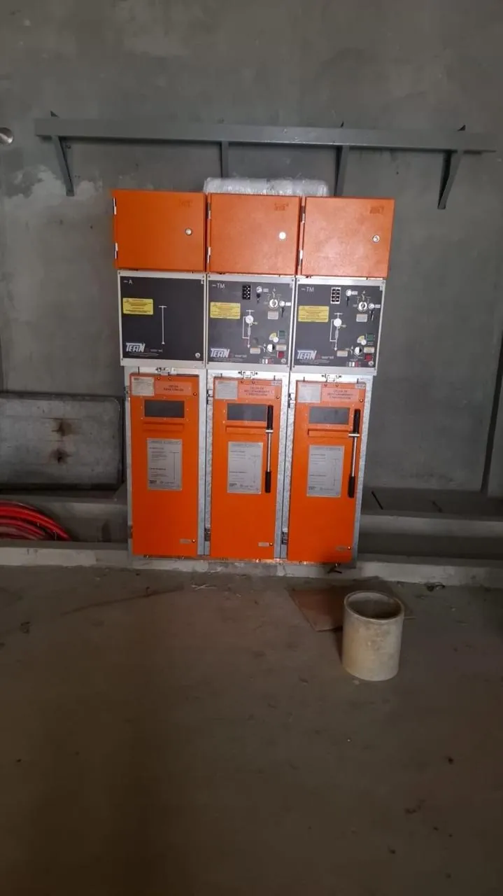 Celdas de media tensión de seccionamiento y protección instaladas en un cuarto eléctrico