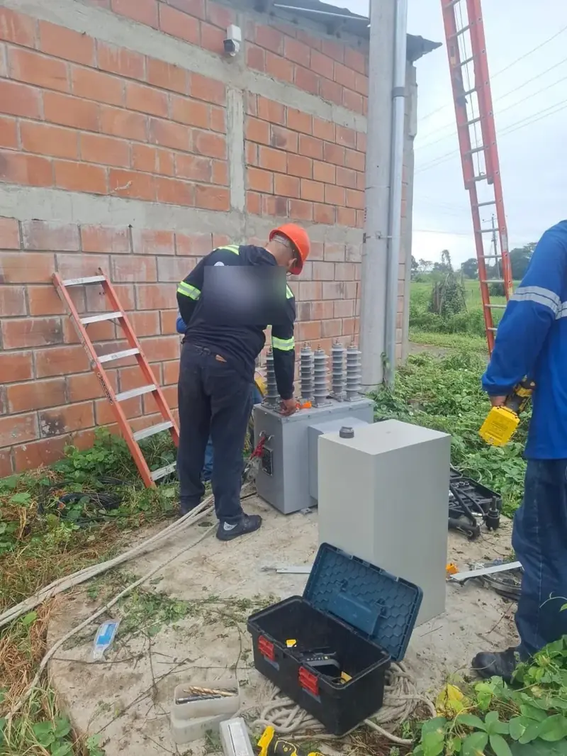 Técnico revisando las conexiones de un equipo de media tensión