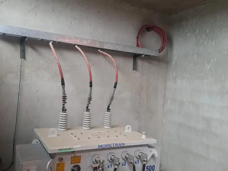 Transformador de 500 kVA instalado en un cuarto de transformación